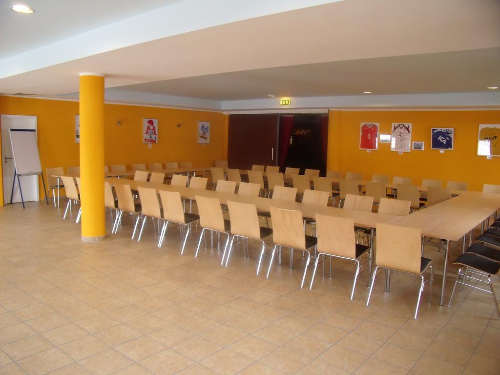 Euroville Jugend- Und Sporthotel Наумбург Экстерьер фото