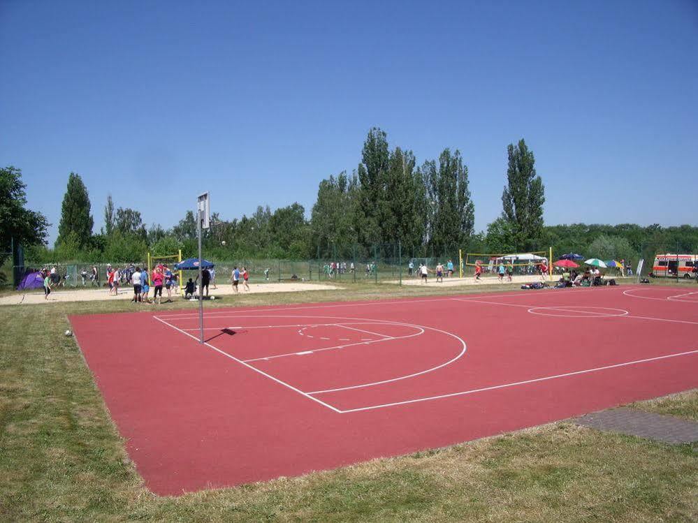 Euroville Jugend- Und Sporthotel Наумбург Экстерьер фото